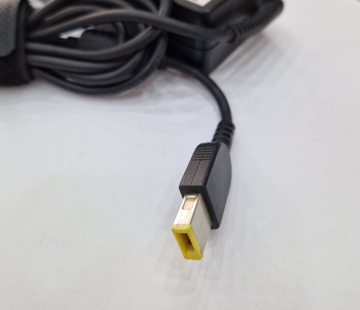 Chargeur Laptop Lenovo Original 90W 20V 4.5A – USB jaune avec Câble Trèfle En excellent état