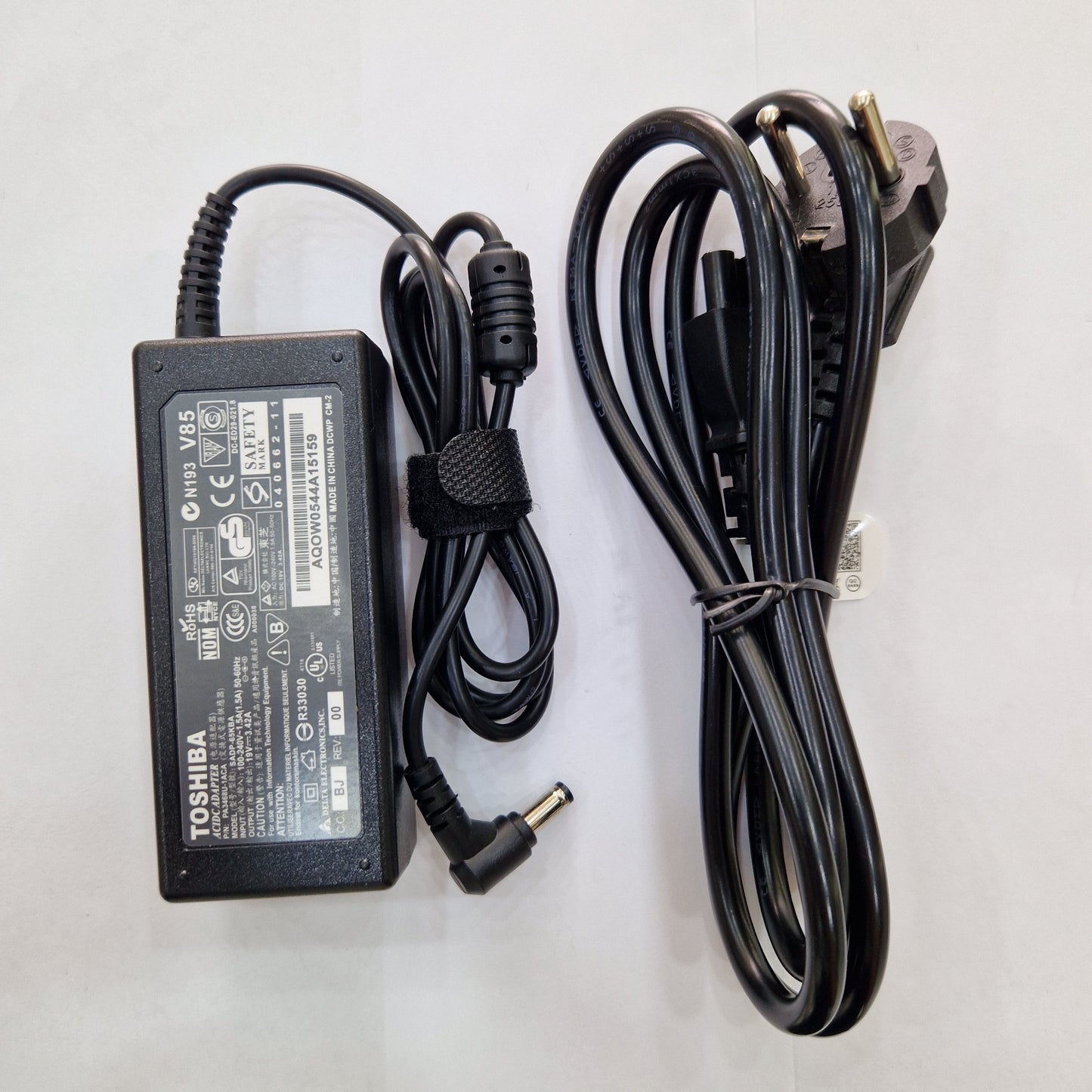 Chargeur Laptop Toshiba Original 65W 19V 3.42A – Fiche Noir avec Câble Trèfle État Neuf