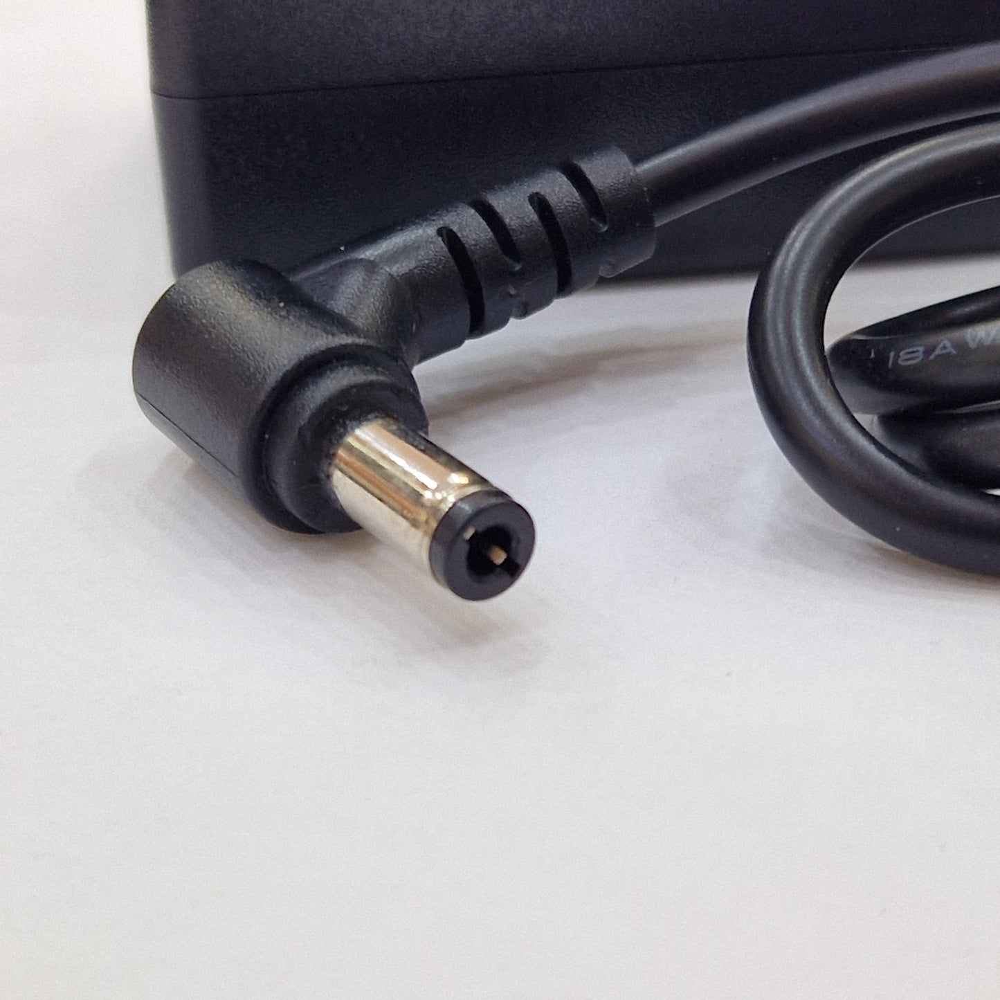 Chargeur Laptop Toshiba Original 65W 19V 3.42A – Fiche Noir avec Câble Trèfle État Neuf
