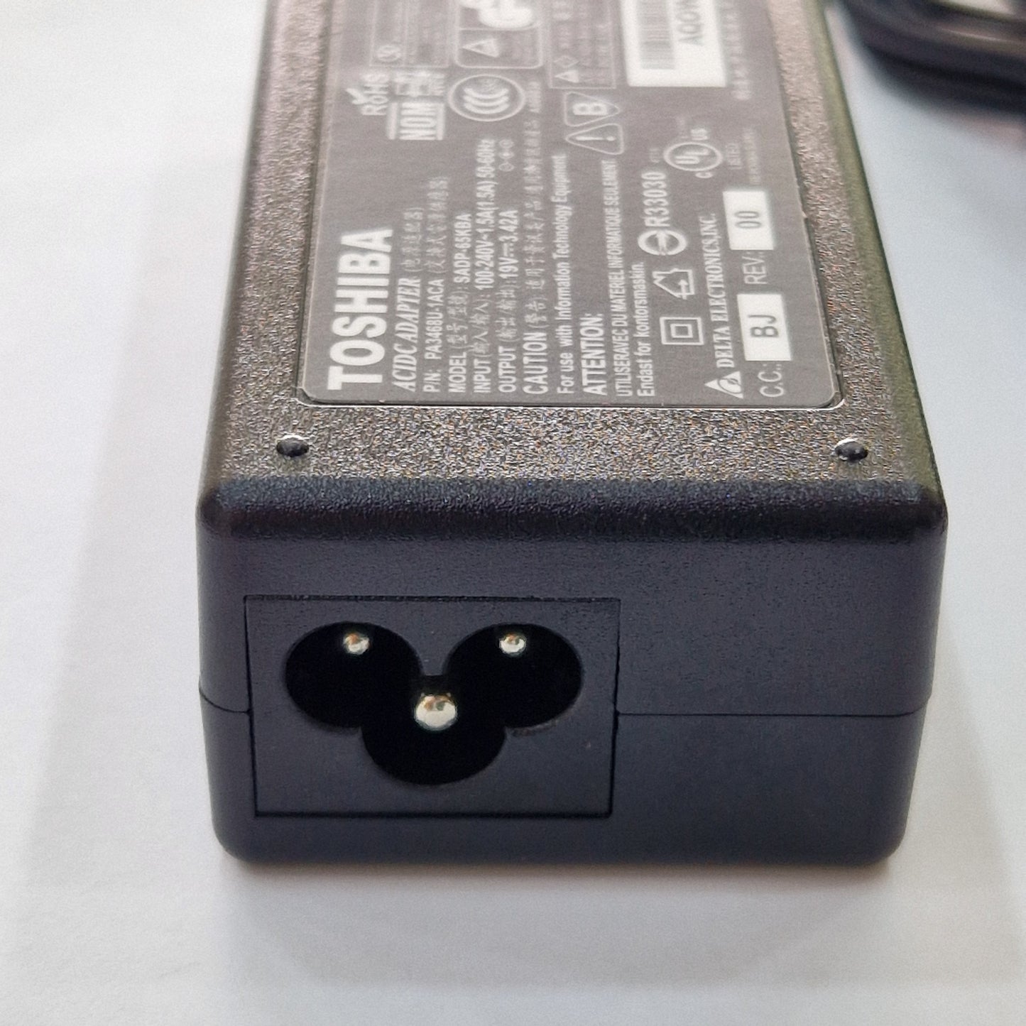 Chargeur Laptop Toshiba Original 65W 19V 3.42A – Fiche Noir avec Câble Trèfle État Neuf