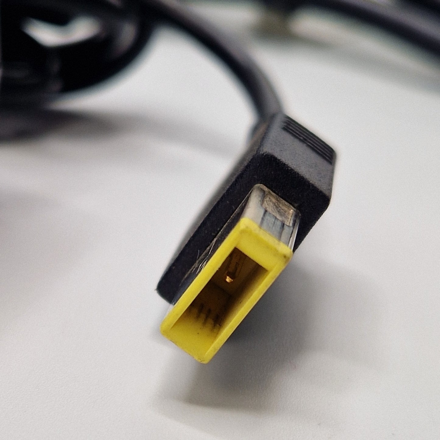 Chargeur Laptop Lenovo Original 90W 20V 4.5A – Fiche usb jaune avec Câble Trèfle Excellent État